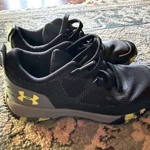 New under armour boys shoes